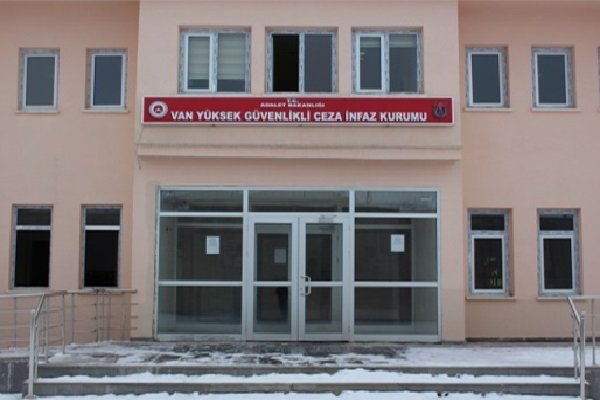 چالاکێکی سیاسی کورد لە زیندانی وان خۆی سووتاند