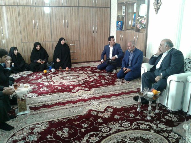 استاندار کرمانشاه در نخستین روز سال نو به دیدار خانواده شهدا رفت