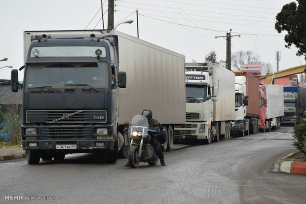 کاهش صف کامیون‌ها در مرز آستارا/افزایش صادرات به روسیه؛ عامل صفوف