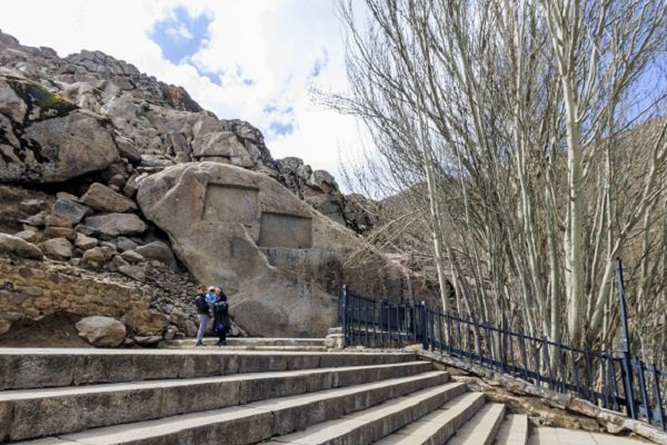 بازدید مسافران نوروزی از کتیبه‌های گنج‌نامه 