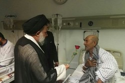 عیادت «آیت‌الله میرعمادی» از بیماران بستری در بیمارستان شهید رحیمی
