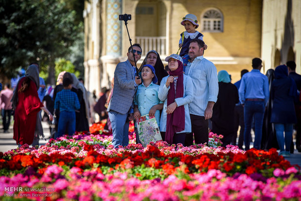 گردشگران نوروزی در باغ ارم شیراز