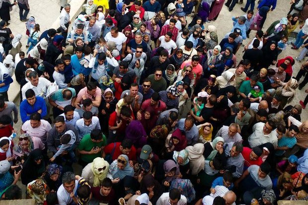 ازدحام جمعیت گردشگران در ورودی قلعه «فلک الافلاک» خرم‌آباد