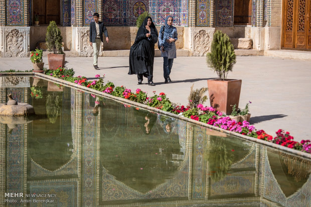 گردشگران نوروزی در مسجد نصیرالملک شیراز