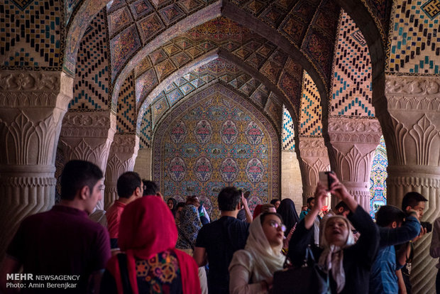 گردشگران نوروزی در مسجد نصیرالملک شیراز