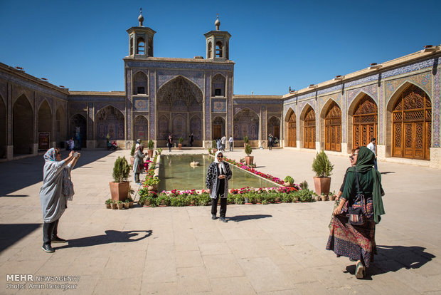 شیراز کی نصیر الملک مسجد میں نوروز کے مسافروں کا حضور
