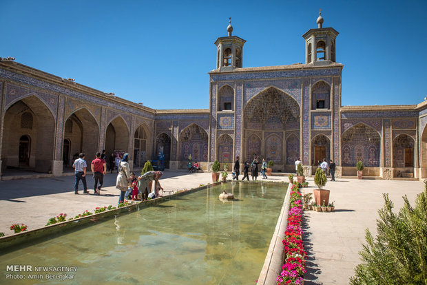 گردشگران نوروزی در مسجد نصیرالملک شیراز