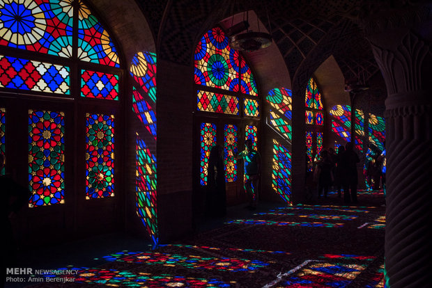 Nasır el-Mülk Camii renk cümbüşü ile herkesi hayran ediyor