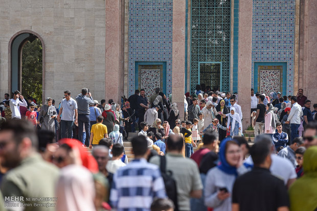 Tourists visit tombs of Hafez and Saadi in Nowruz