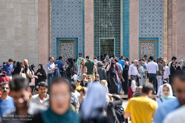 Tourists visit tombs of Hafez and Saadi in Nowruz