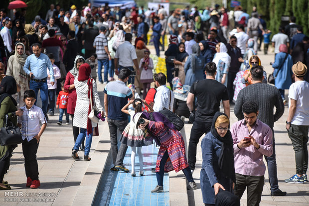 Tourists visit tombs of Hafez and Saadi in Nowruz