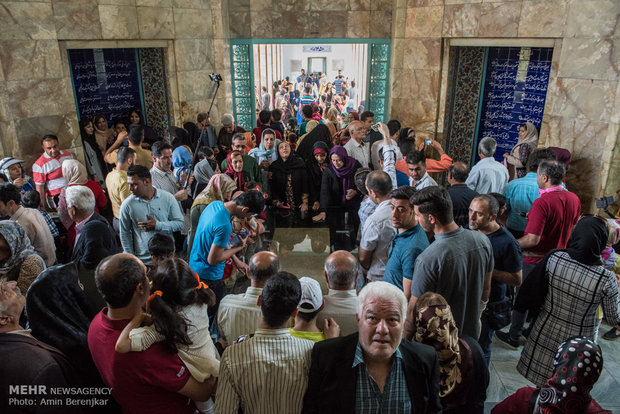 Tourists visit tombs of Hafez and Saadi in Nowruz