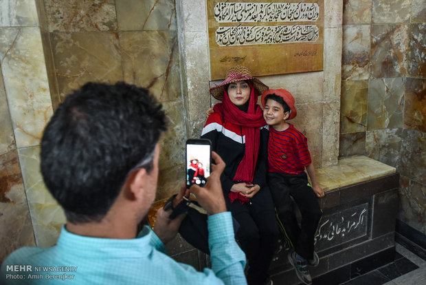 Tourists visit tombs of Hafez and Saadi in Nowruz