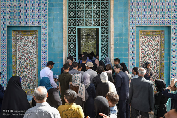 Tourists visit tombs of Hafez and Saadi in Nowruz