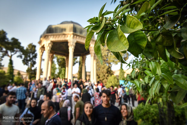 Tourists visit tombs of Hafez and Saadi in Nowruz