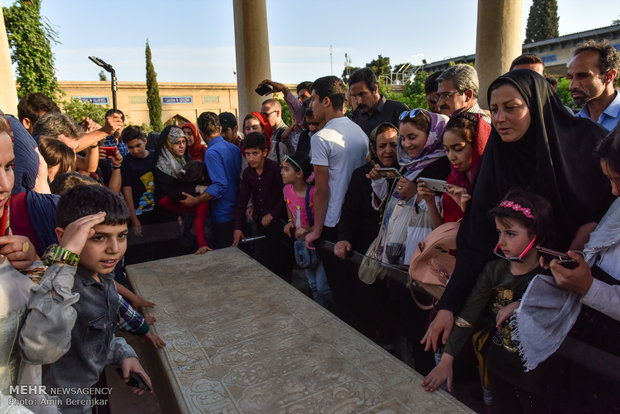 Tourists visit tombs of Hafez and Saadi in Nowruz