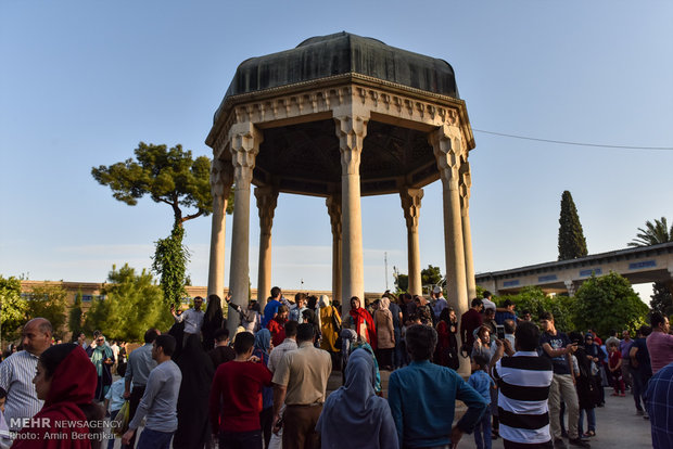 Tourists visit tombs of Hafez and Saadi in Nowruz