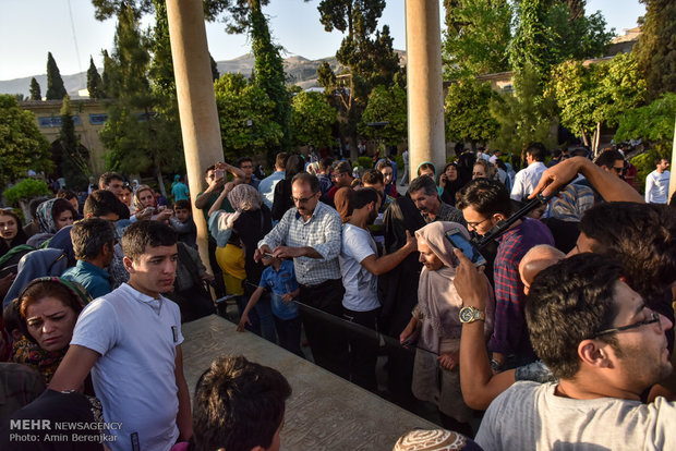 Tourists visit tombs of Hafez and Saadi in Nowruz