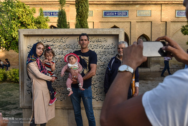 Tourists visit tombs of Hafez and Saadi in Nowruz