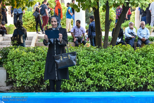 Tourists visit tombs of Hafez and Saadi in Nowruz