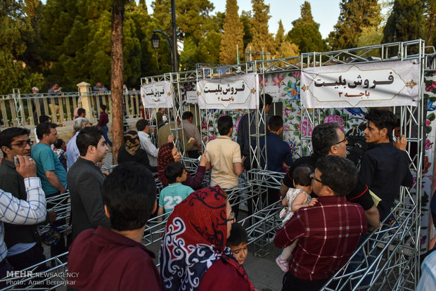 Tourists visit tombs of Hafez and Saadi in Nowruz