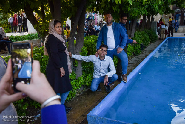 Tourists visit tombs of Hafez and Saadi in Nowruz