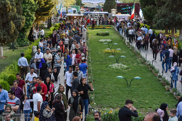 Tourists visit tombs of Hafez and Saadi in Nowruz