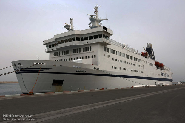 Holiday makers enjoy cruising on Iranian southern waters