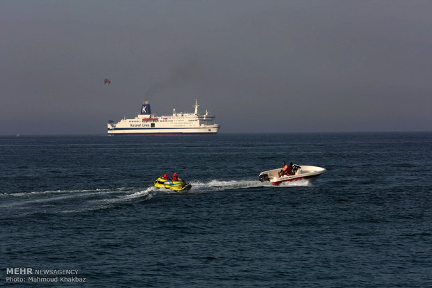 Holiday makers enjoy cruising on Iranian southern waters