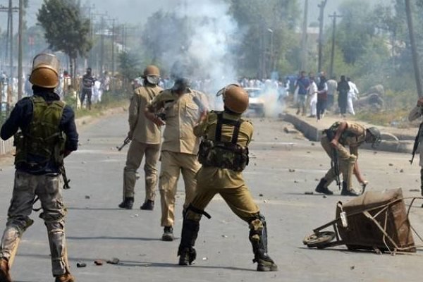 کشمیر میں  جھڑپ کے دوران 8 افراد ہلاک
