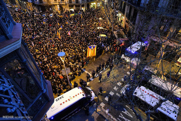اسپین میں کاتالان  رہبر کی گرفتاری کے خلاف مظاہرہ