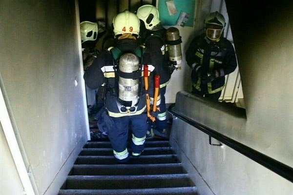 آتش سوزی ساختمان ۵ طبقه/ نجات جان ۴۰ نفر از راه پله