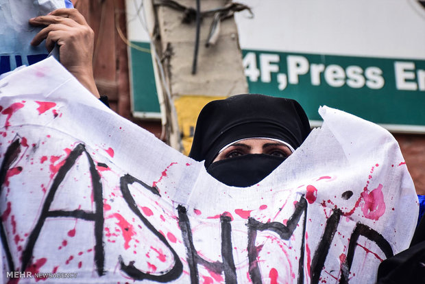 راهپیمایی مردم در اعتراض به قتل سه غیر نظامی توسط ارتش هند در کشمیر