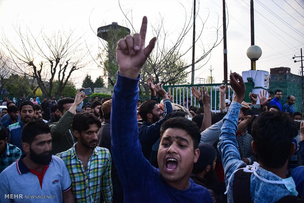 راهپیمایی مردم در اعتراض به قتل سه غیر نظامی توسط ارتش هند در کشمیر