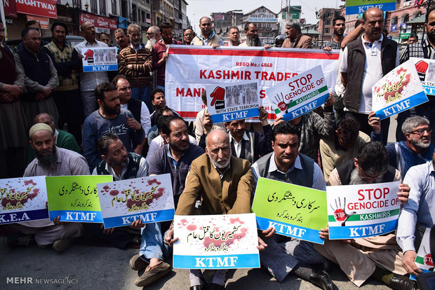 راهپیمایی مردم در اعتراض به قتل سه غیر نظامی توسط ارتش هند در کشمیر