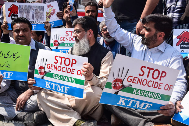 راهپیمایی مردم در اعتراض به قتل سه غیر نظامی توسط ارتش هند در کشمیر