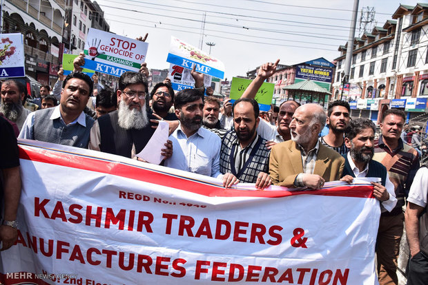 راهپیمایی مردم در اعتراض به قتل سه غیر نظامی توسط ارتش هند در کشمیر