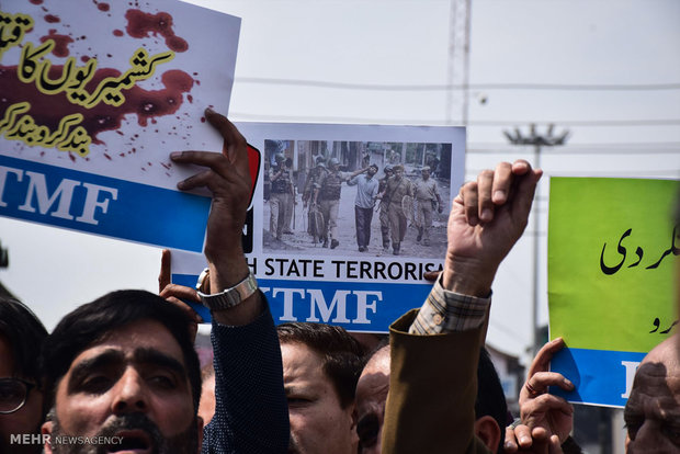 راهپیمایی مردم در اعتراض به قتل سه غیر نظامی توسط ارتش هند در کشمیر