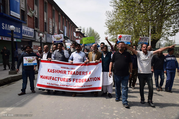 راهپیمایی مردم در اعتراض به قتل سه غیر نظامی توسط ارتش هند در کشمیر