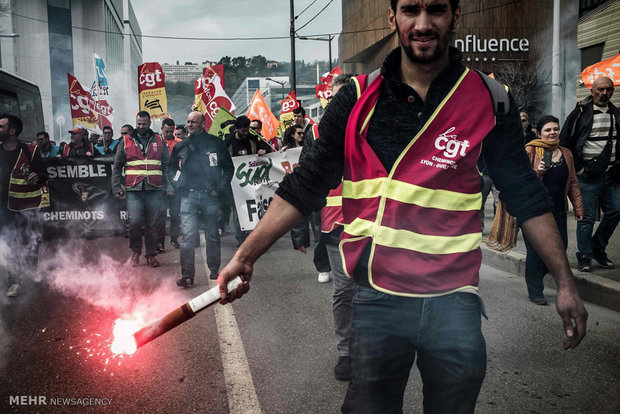 فرانس میں ریلوے ملازمین کا وزیر اعظم کے خلاف احتجاج جاری