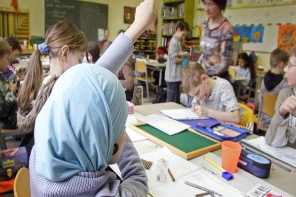 اتریش روسری در مدارس و کودکستان ها را ممنوع می کند