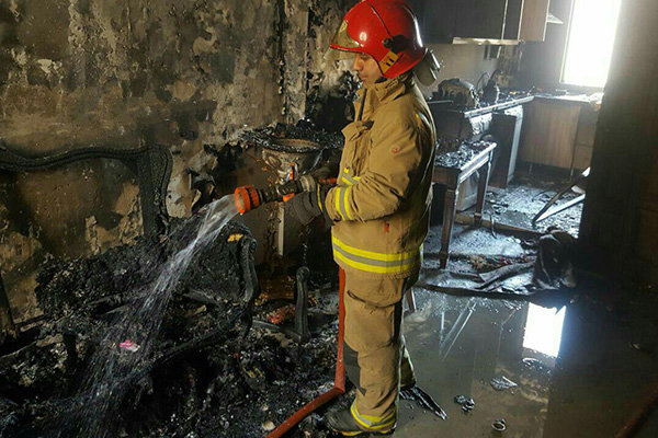 اطفای حریق سوله های مبل‌سازی در اسلامشهر/یک آتش نشان مصدوم شد