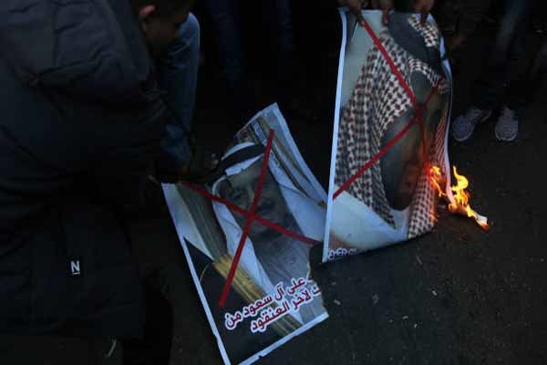 فلسطینیوں نے سعودی بادشاہ اور ولیعہد کی تصویروں کو آگ لگادی
