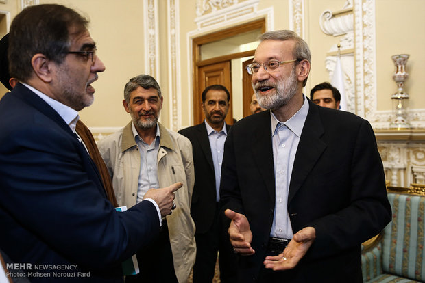 لقاء يجمع بين لاريجاني ورئيس منظمة الاذاعة والتلفزيون الايرانية 
