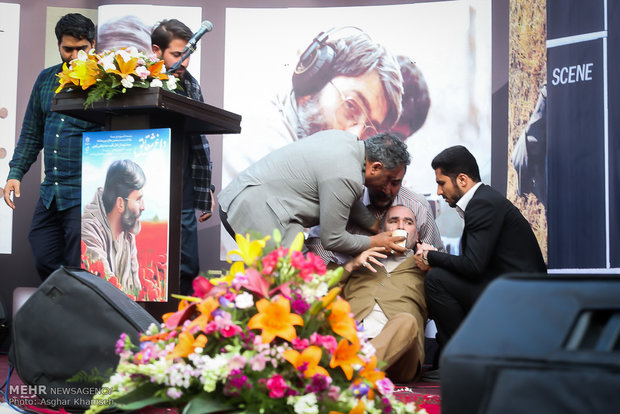 بیهوش شدن رضا برجی هنرمند جانباز هنگام سخنرانی در مراسم بزرگداشت شهید آوینی 