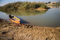 A sad photo of Karun taken in December 2017. Once the only navigable river of the country, Karun now suffers from drought and mismanagement. Photo by Mehdi Pedramkhoo / Tehran Times