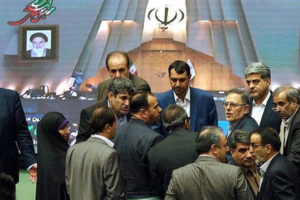 نواب مجلس الشورى يطالبون باستقالة محافظ البنك المركزي الايراني