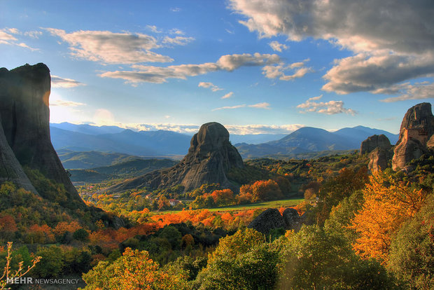 صومعه هایی بر فراز صخره در یونان