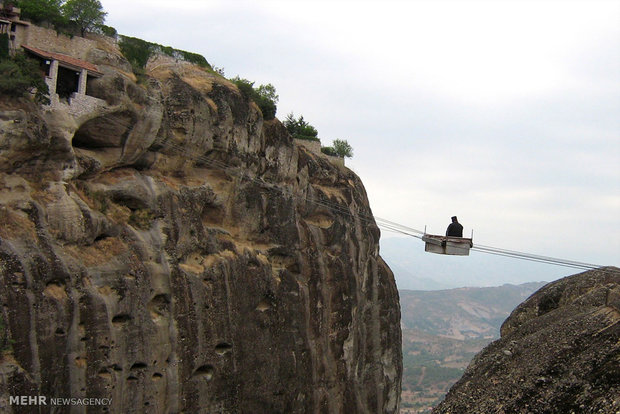 صومعه هایی بر فراز صخره در یونان