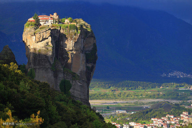 صومعه هایی بر فراز صخره در یونان